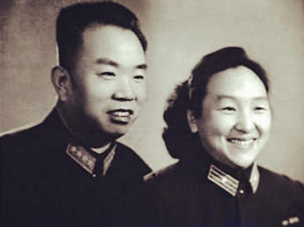开国大将返乡视察，一老太太点名找他，见面后他立刻下跪喊“娘”