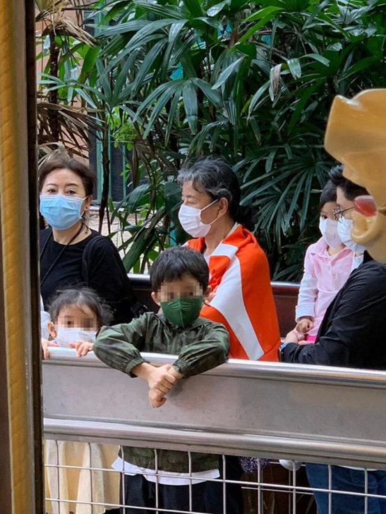 郭晶晶与家人出行，带娃问题引关注，网友：豪门媳妇地位这样？