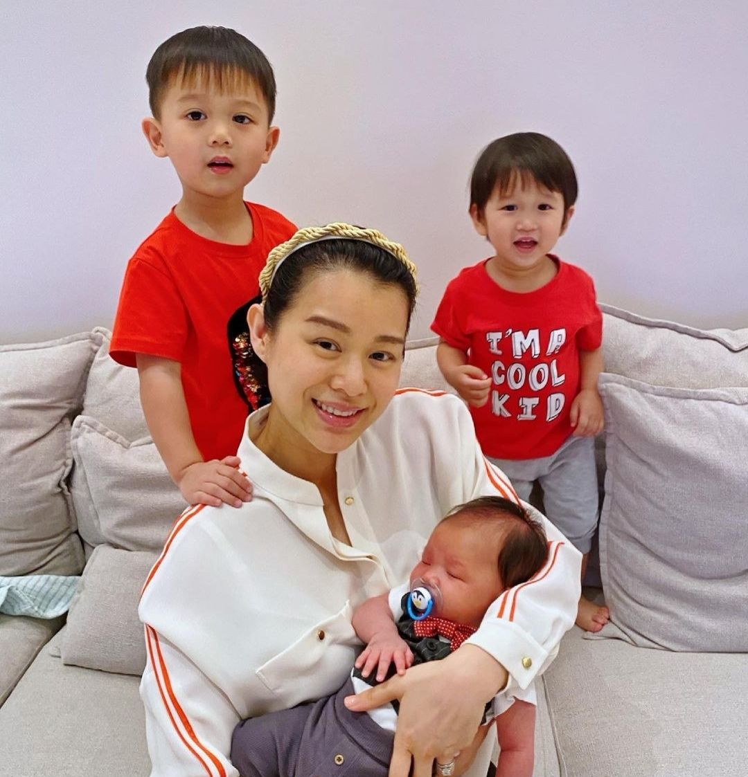 胡杏儿次子与哥哥3个月后团聚，两人开心相拥，亲吻弟弟超有爱