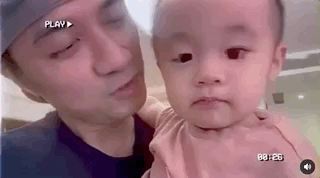 古巨基晒与儿子亲吻合集，庆祝49岁生日，化身超级奶爸太粘人