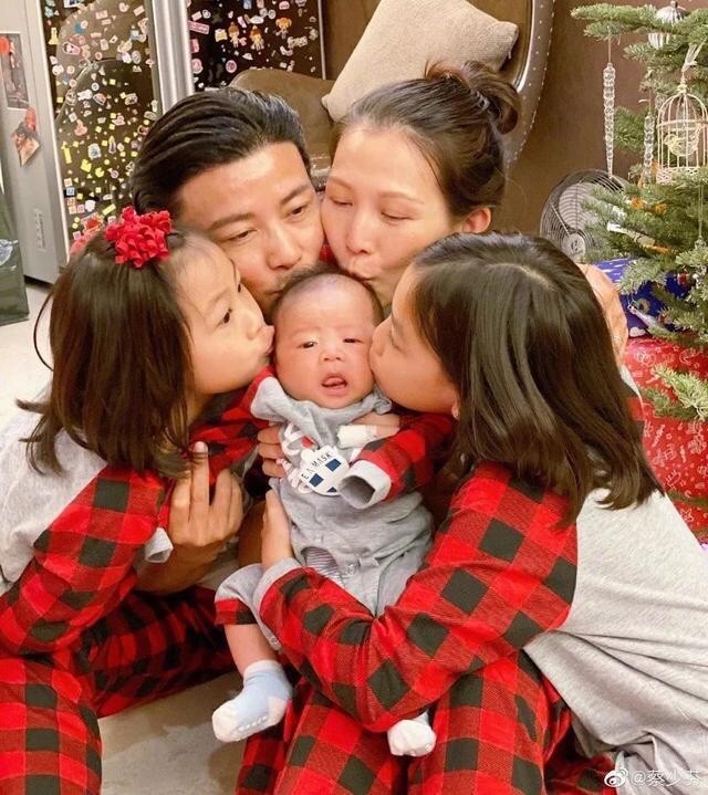 蔡少芬教兒子丟垃圾，小傢伙跪地擦地板超可愛，星二代一點不嬌氣