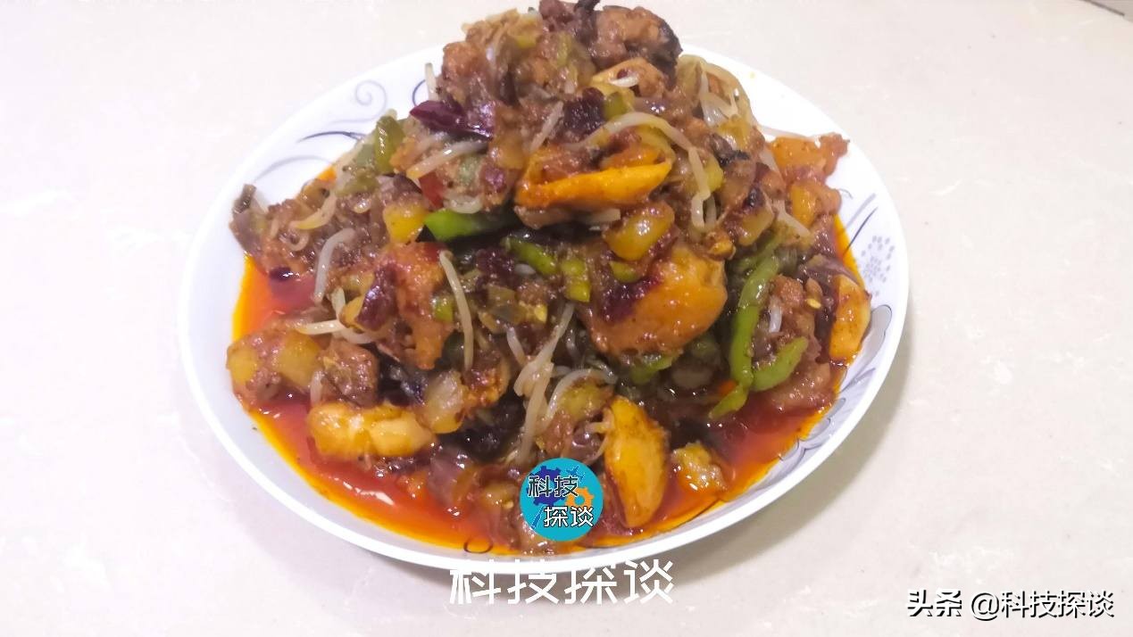 吃鸡啦，还加了土豆、青椒、茄子和豆芽，帝伯朗钛钻不粘锅挺好用