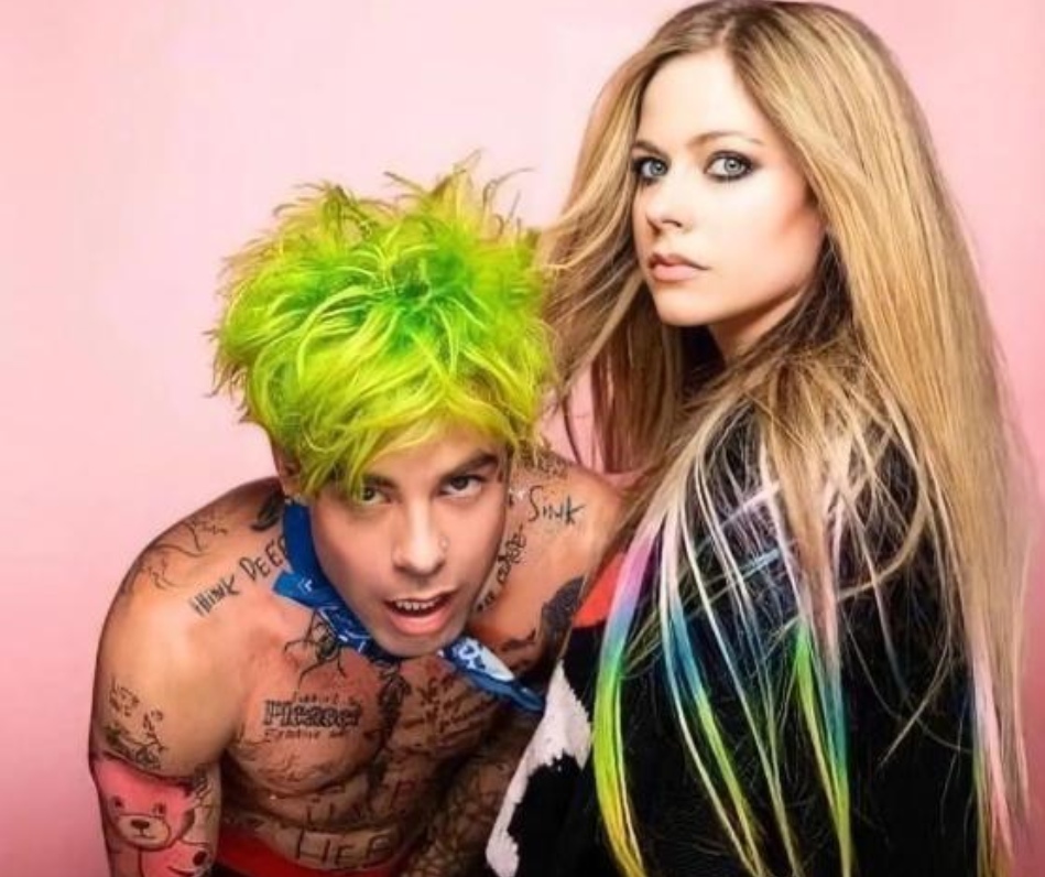 36岁艾薇儿近照曝光，烟熏妆难掩老态，因患怪病多次被传去世