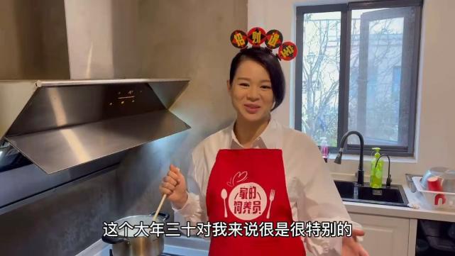 超淡定！ 胡杏兒上春晚前挺三胎孕肚做年夜飯，懷孕8月狀態超好