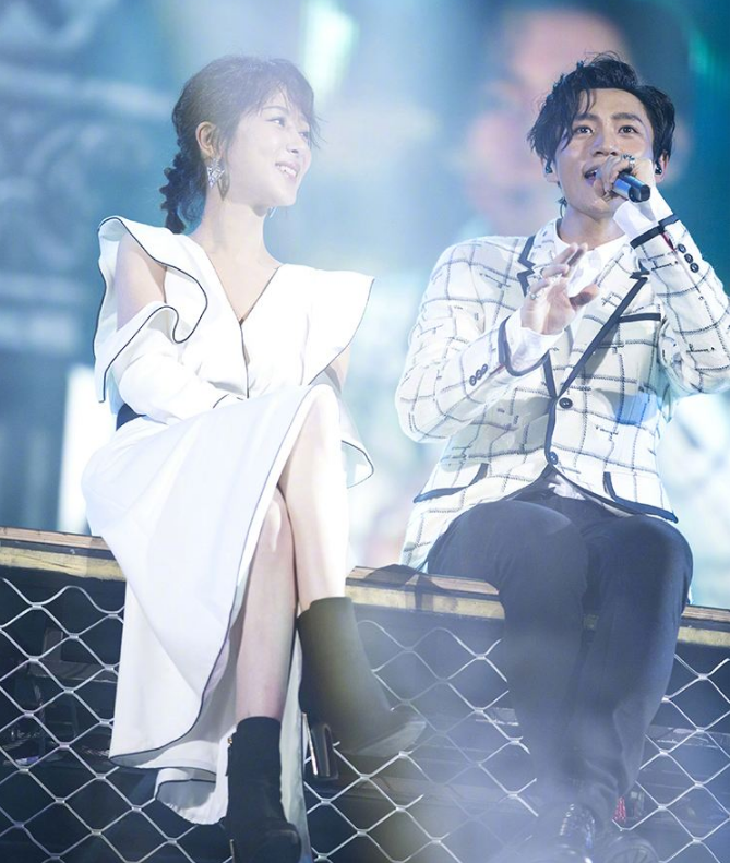 又一位男星亮出结婚证！杨紫带头道喜，情绪激