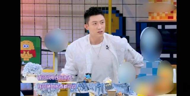 黄景瑜街头撸串，喝醉酒后对身旁男友人搂腰勾脖放飞自我