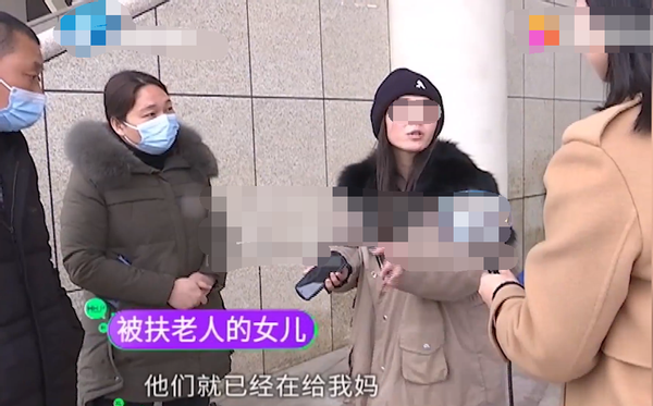 少年好心扶起逆行老人被讹5000，女儿终于出面，给学生一个正义