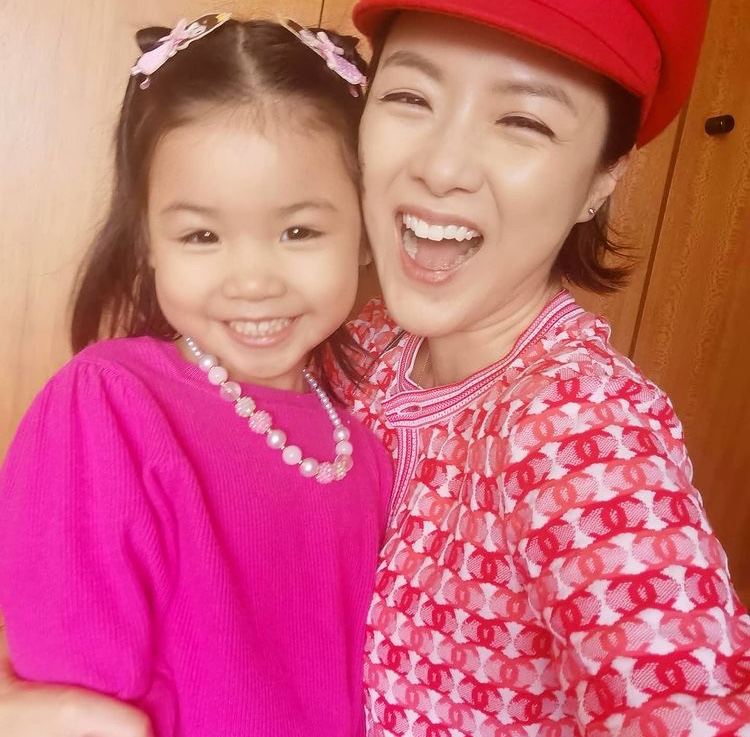 陳茵媺母女同框送婦女節祝福，3歲女兒完美復制媽媽顏值和燦笑