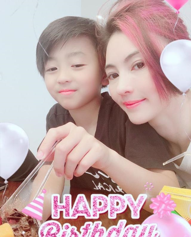 张柏芝为二儿子庆生，一头粉发太少女，三个儿子陪在身边太幸福