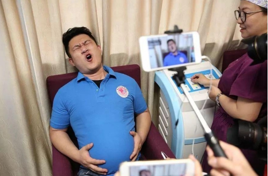 男人也能生孩子？中國科學(xué)家讓雄鼠懷孕分娩，連生10崽父子平安