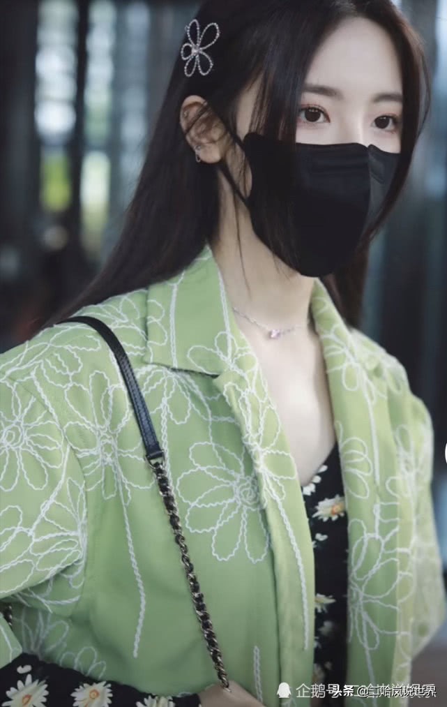 杨超越有多会穿？嫌天气热，故意把裤腿剪掉一