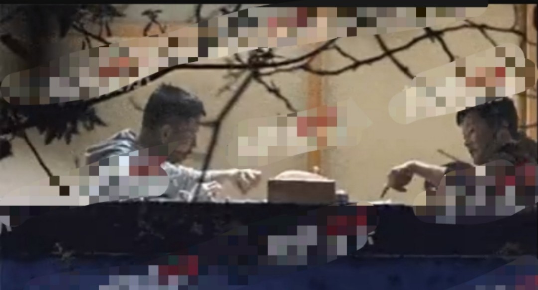 吴京被拍与郭帆聚餐，紧抱资料站街边热聊，还用屁股帮狗仔关车门