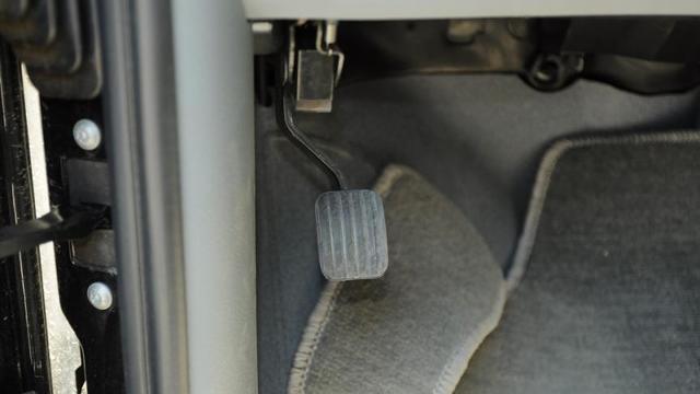 汽车脚刹到底是刹前轮还是后轮?你知道吗?_太平洋号