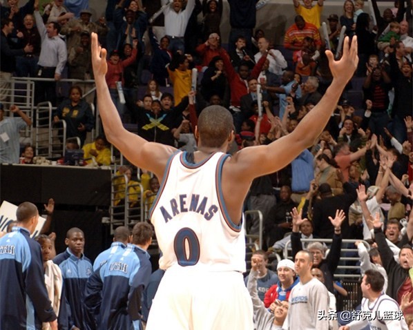 揭秘NBA球星十大霸气庆祝动作：卡特开摩托成经典，榜首太嚣张