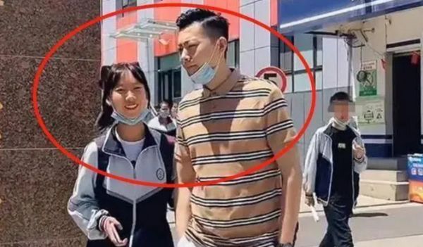 “冻龄爸爸”走红，接女儿放学被误认是男友，