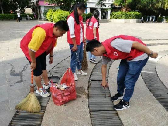 宾川县爱国卫生在行动“志愿红”带动“众参与”