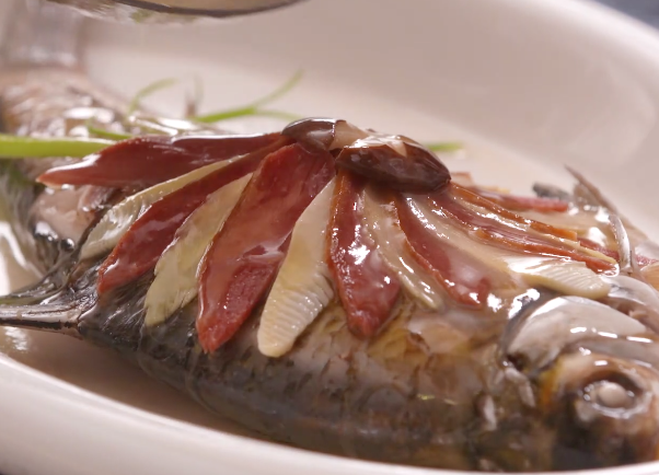 图片[11]-国宴大师告诉我为什么清蒸鱼做的不好吃就在下锅前这一步没做-起舞食谱网