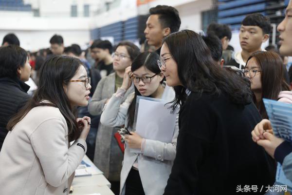 应届生福利!联合招聘会在郑州大学举办 
