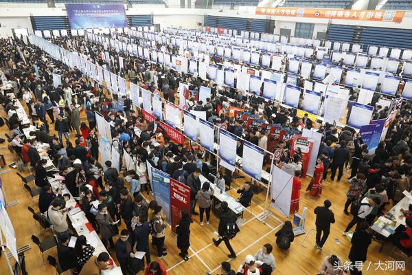 应届生福利!联合招聘会在郑州大学举办 