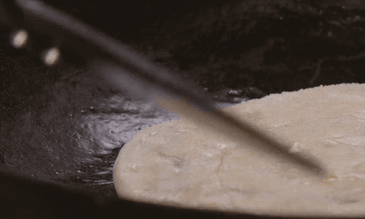 图片[8]-“秘制葱油饼”的做法 3分钟出锅-起舞食谱网