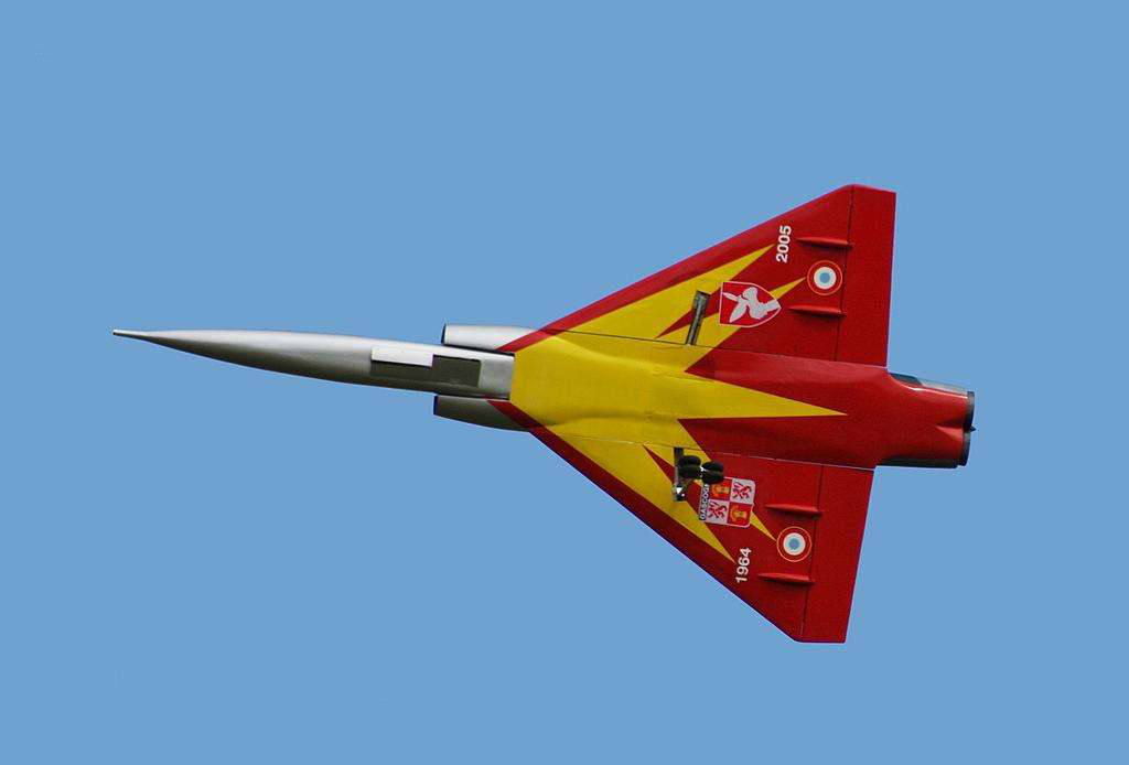 欧洲有款攻击机，比中国飞豹厉害的多，而且还把导弹挂机翼上方