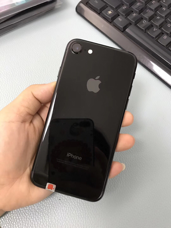 亮黑iPhone 7颜值高，网民1800元接到，性价比高绝世！