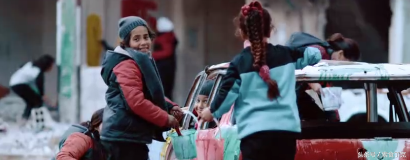 In what children come out to sing in Syrian war remains that " heartbeat " , let a person touch