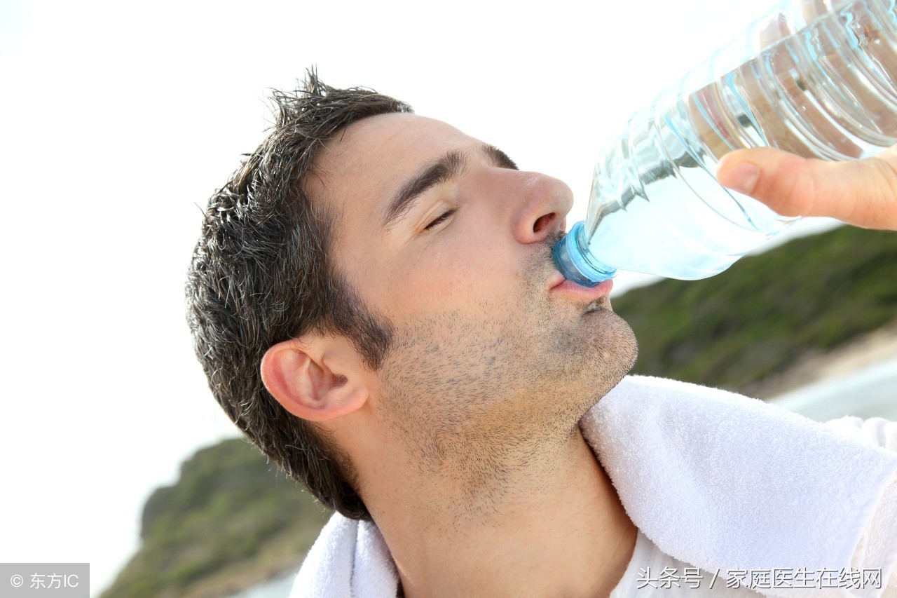 生病为什么要多喝水？简单一杯白开水，功效原来这么强大