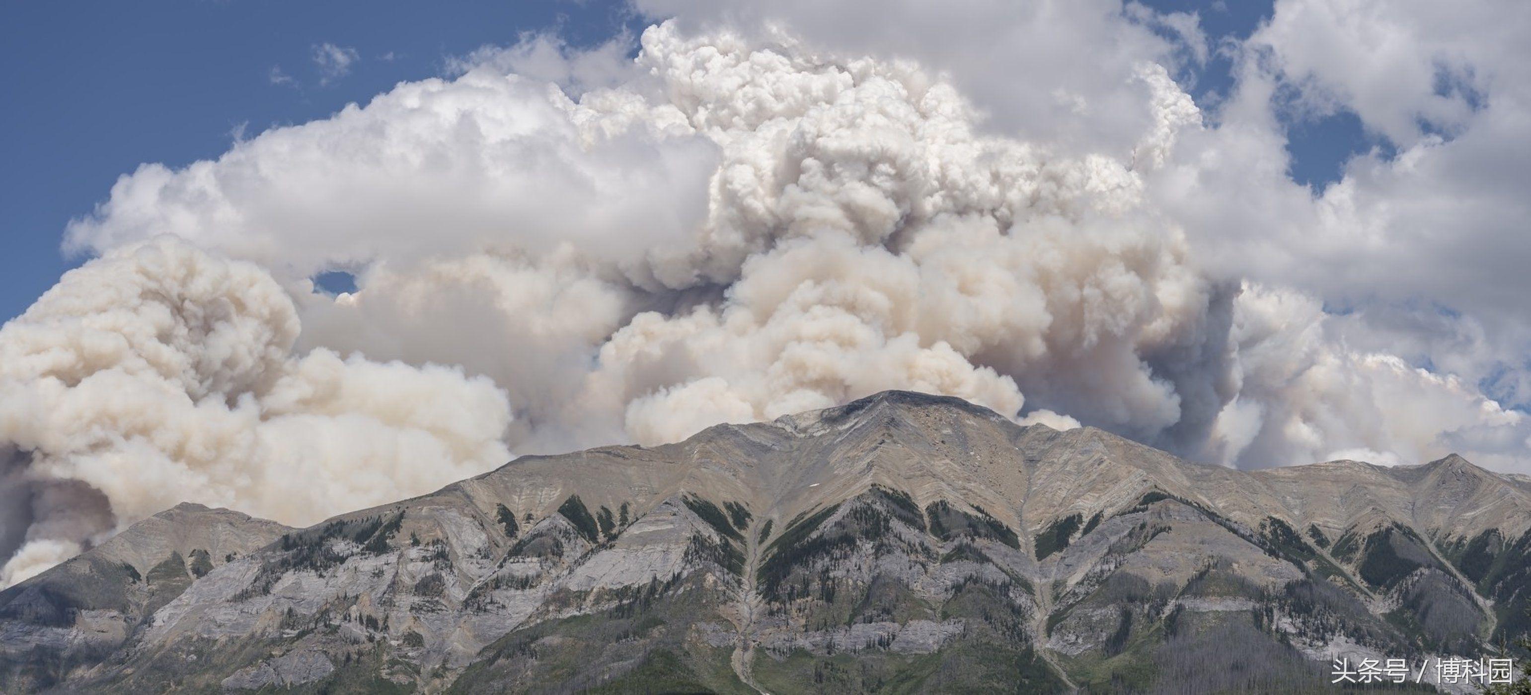 这些肮脏雷暴充斥着天空,就像火山爆发一样