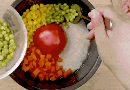 图片[5]-五彩西红柿饭做法步骤图 西红柿和米饭一起煮只要有电饭锅就能-起舞食谱网