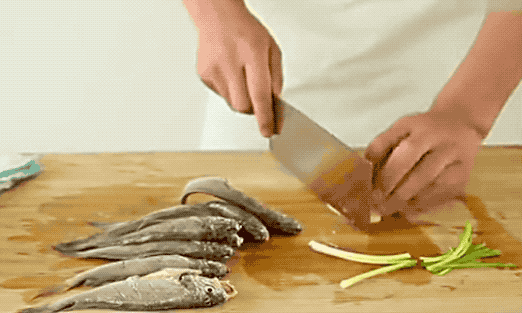图片[2]-干炸小黄鱼做法步骤图 干炸小黄鱼怎么能炸酥 30年老厨师教你-起舞食谱网