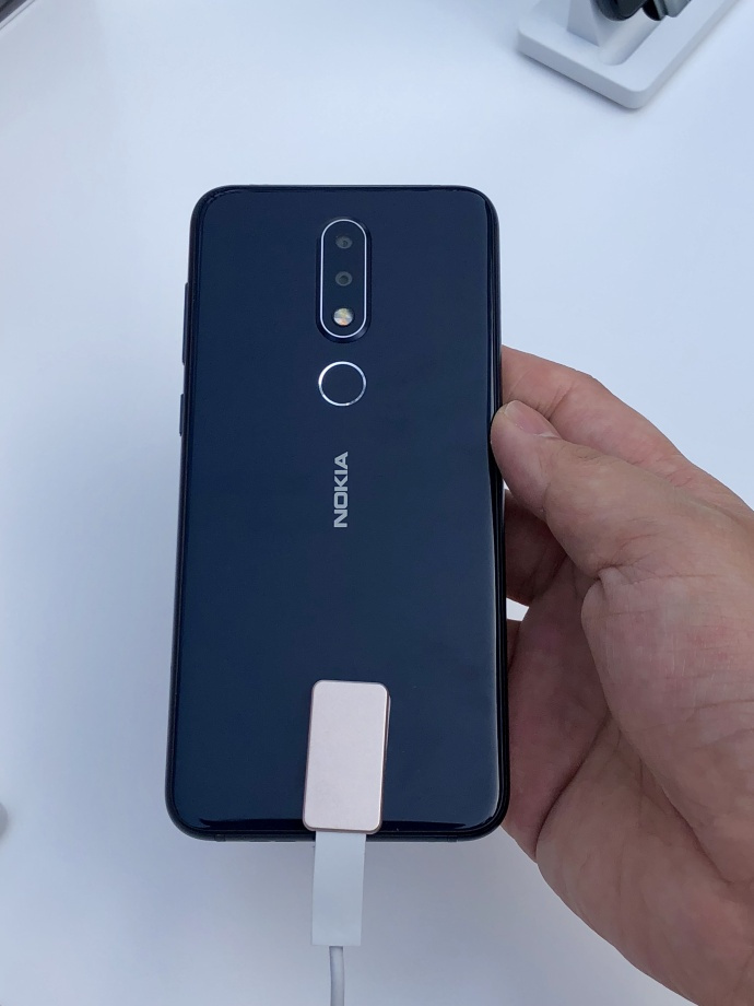 NokiaX真機現身：圓弧劉海屏，情結重現？