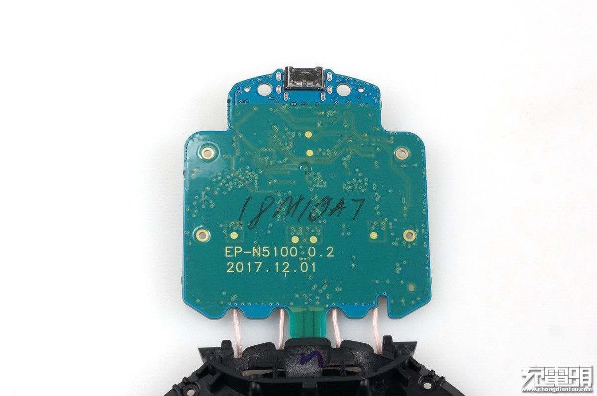 精简换代：三星第五代立式无线充电器（EP-N5100）拆解评测