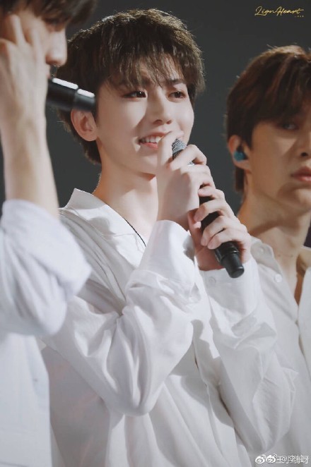 蔡徐坤被激光笔照伤,粉丝应援蔡徐坤nmsl?