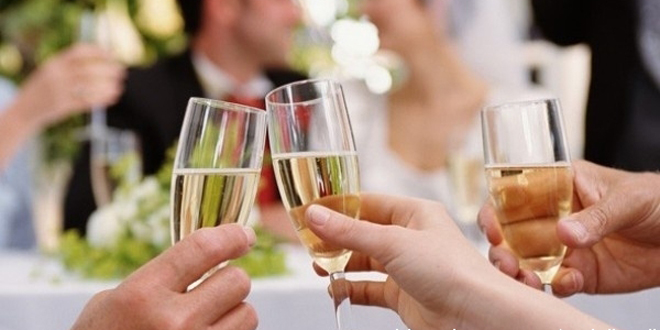 結婚宴上母親要打包飯菜 被岳母嘲諷寒酸 結帳的時候經理卻免單