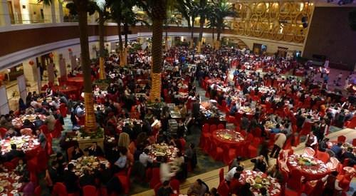 結婚宴上母親要打包飯菜 被岳母嘲諷寒酸 結帳的時候經理卻免單