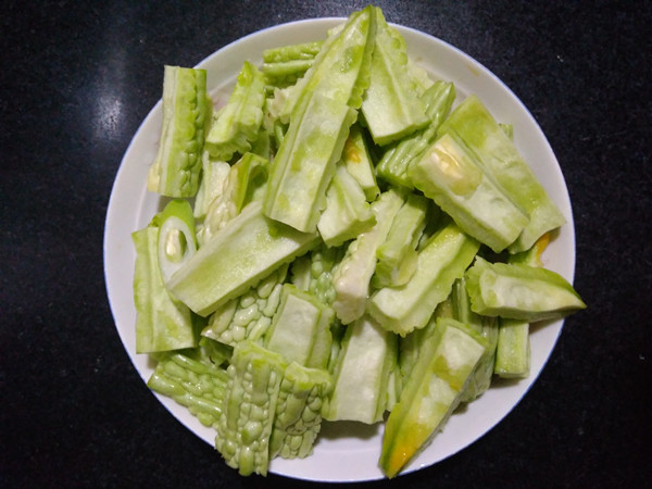 图片[3]-【苦瓜黄豆骨头汤】做法步骤图  夏天吃的蔬菜  营养丰富味道也-起舞食谱网