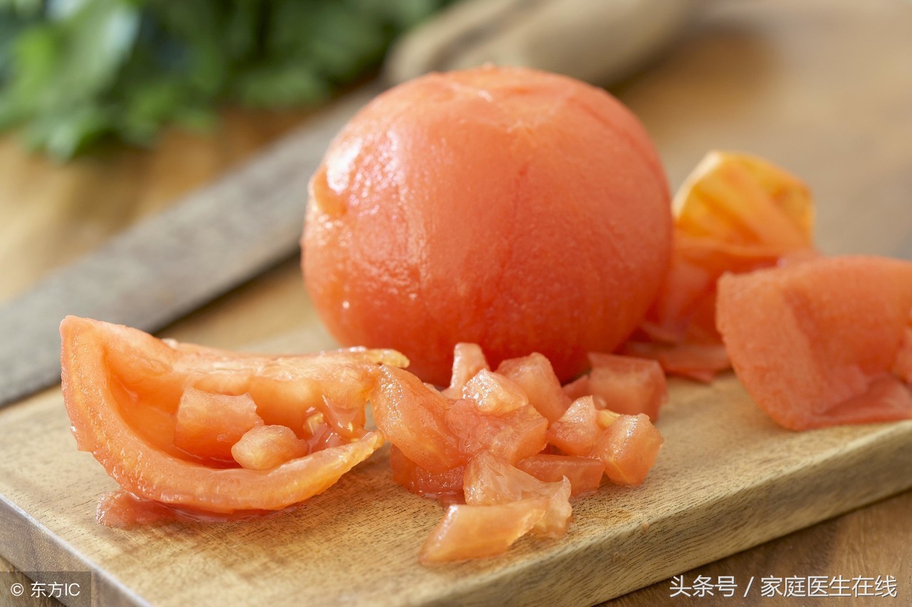 被誉为“菜中之果”，番茄是生吃还是煮熟好？
