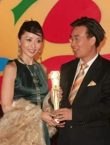 “tvb御用狐狸精”汤盈盈,凭啥赢过港姐冠军李珊珊,拿下钱嘉乐