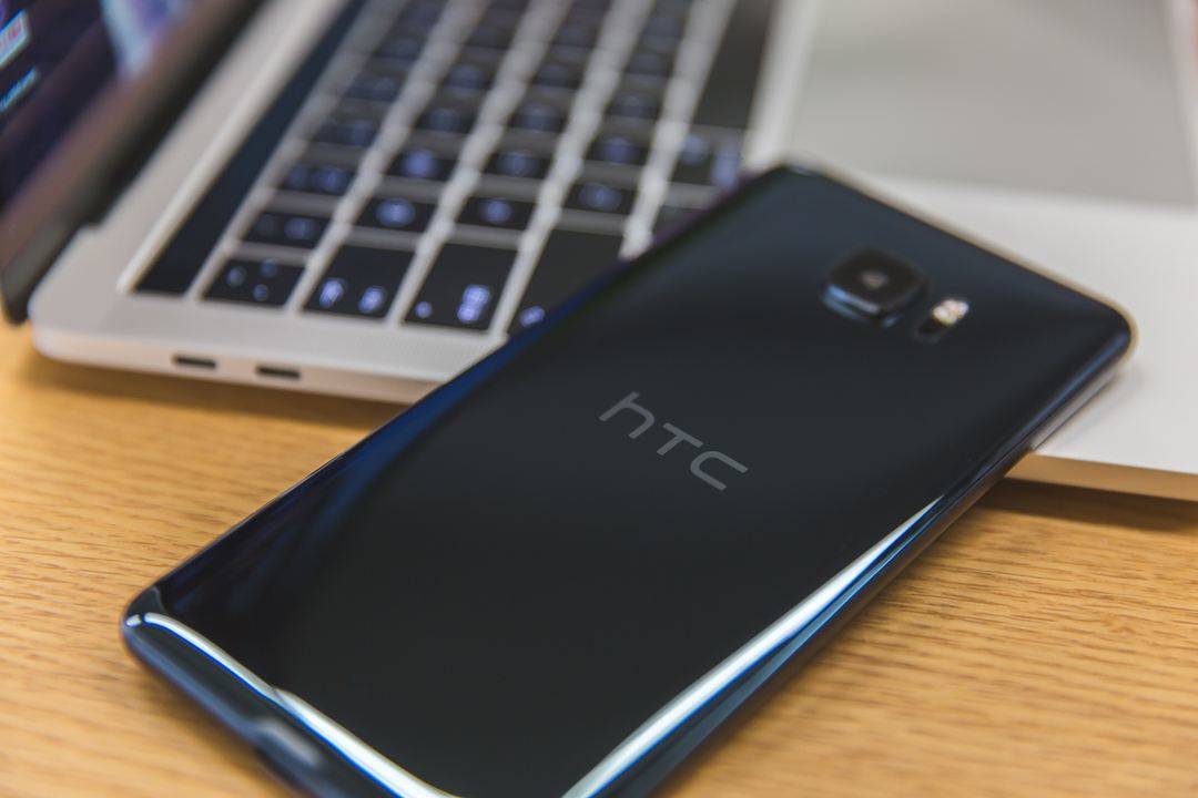 HTC惊艳旗舰级将要出场：骁龙845 2TB运行内存，三星侧目而视