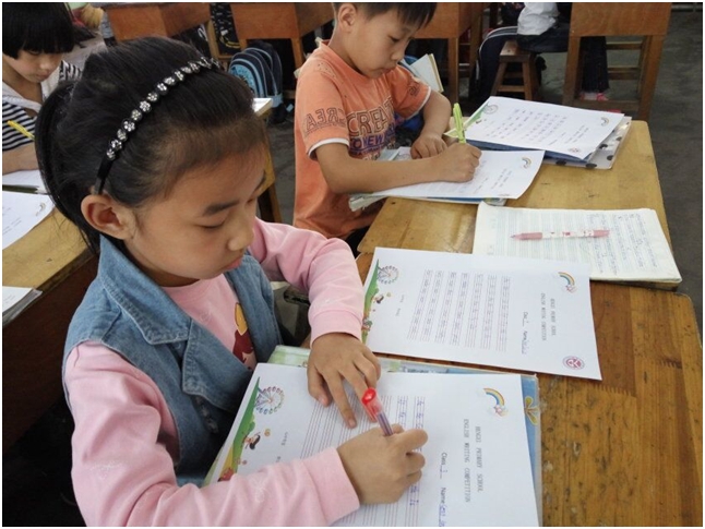 风采--记井陉矿区横西小学英语书写比赛