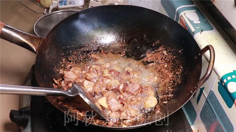 为什么饭店炒的辣子鸡好吃又下饭？学会这一招，好吃的停不下来