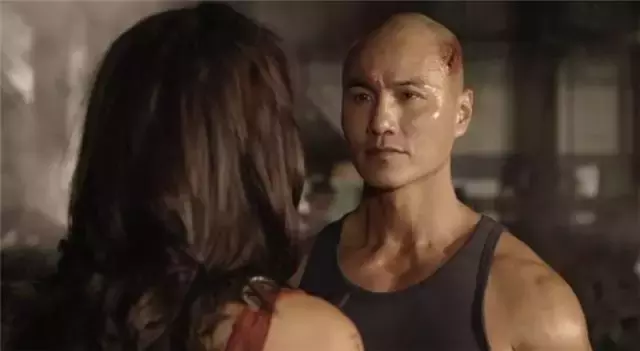 曾是全国武术冠军,在香港影坛打拼多年无人知,后来在好莱坞扬名