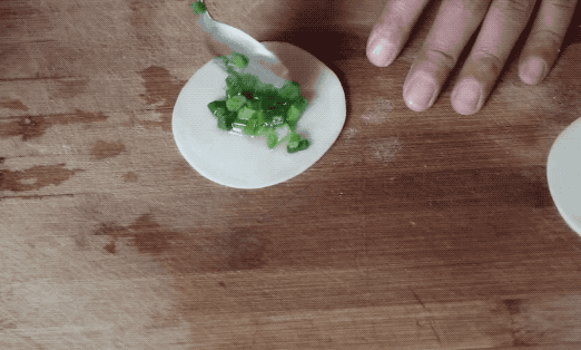 图片[3]-葱油饼做法步骤图 剩的饺子皮这样做又脆又香几分钟就能完成-起舞食谱网