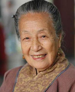 艺海拾珠：一生演尽小角色，84岁才获影后殊荣的黄素影为何长寿