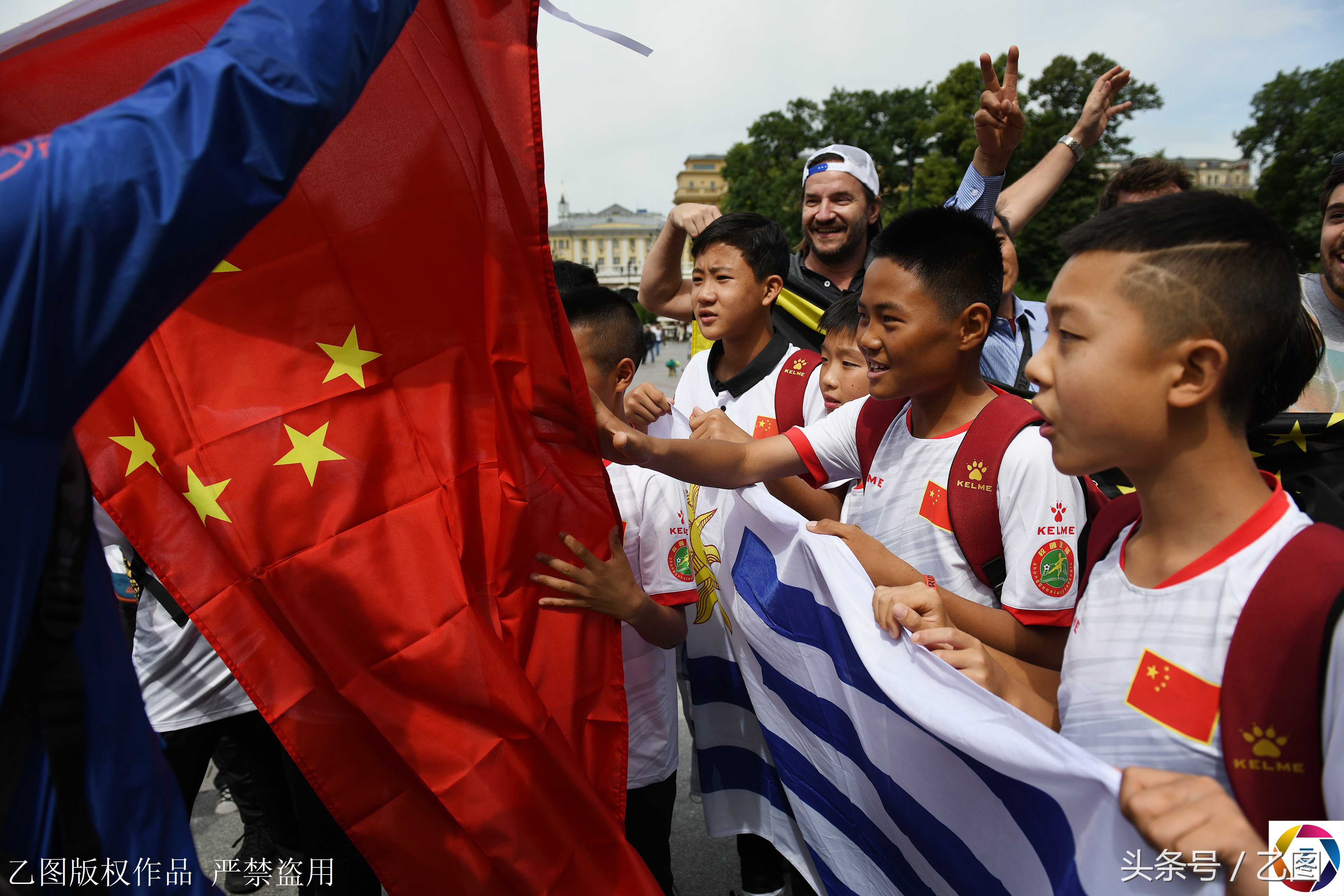 俄罗斯世界杯的中国球童(12名中国球童亮相莫斯科，举大力神杯拍照，将出席世界杯 揭幕战)