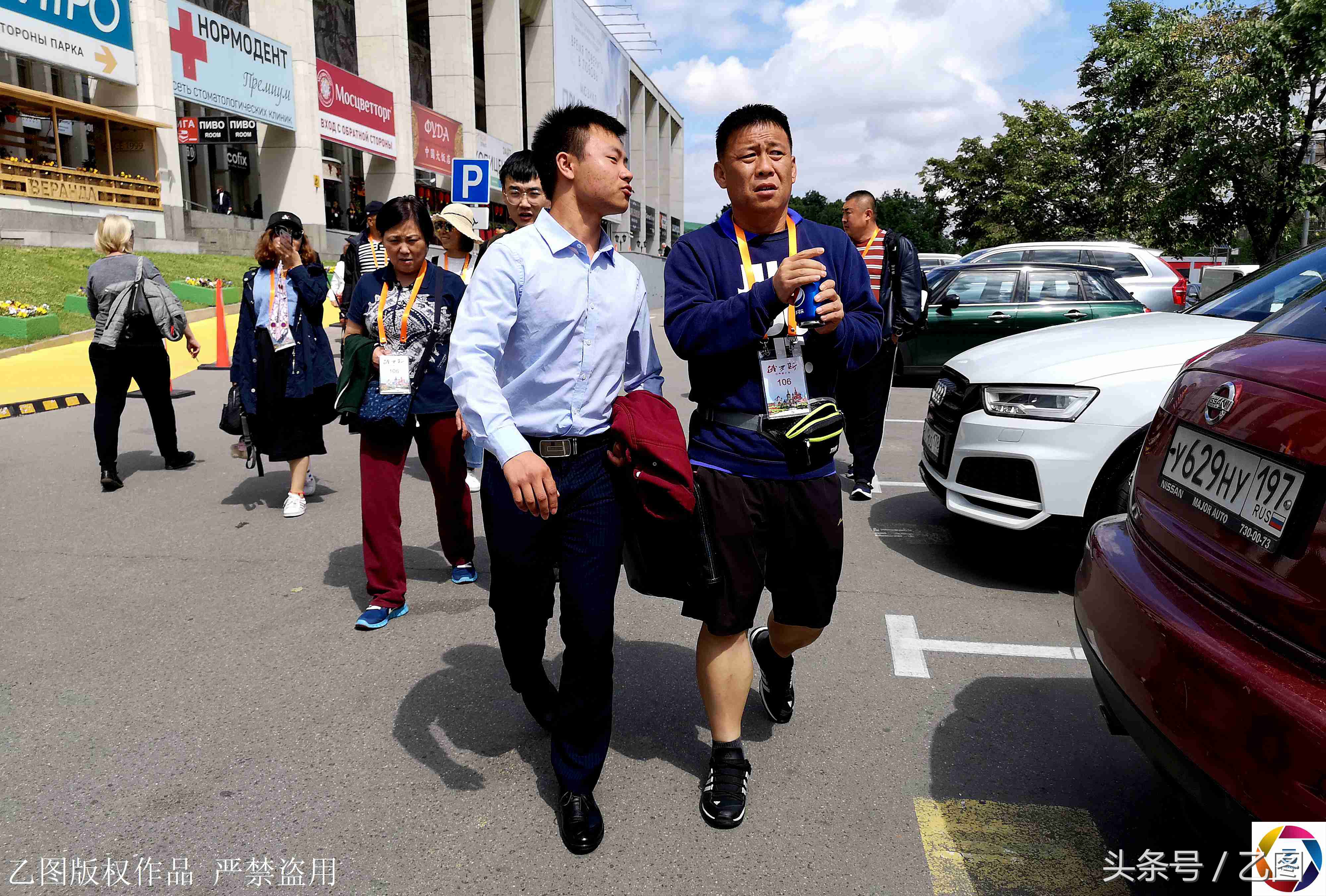 世界杯一排女的站一起(世界杯中国最牛观战团，五千人包十多架飞机，全程免费，球迷想哭)