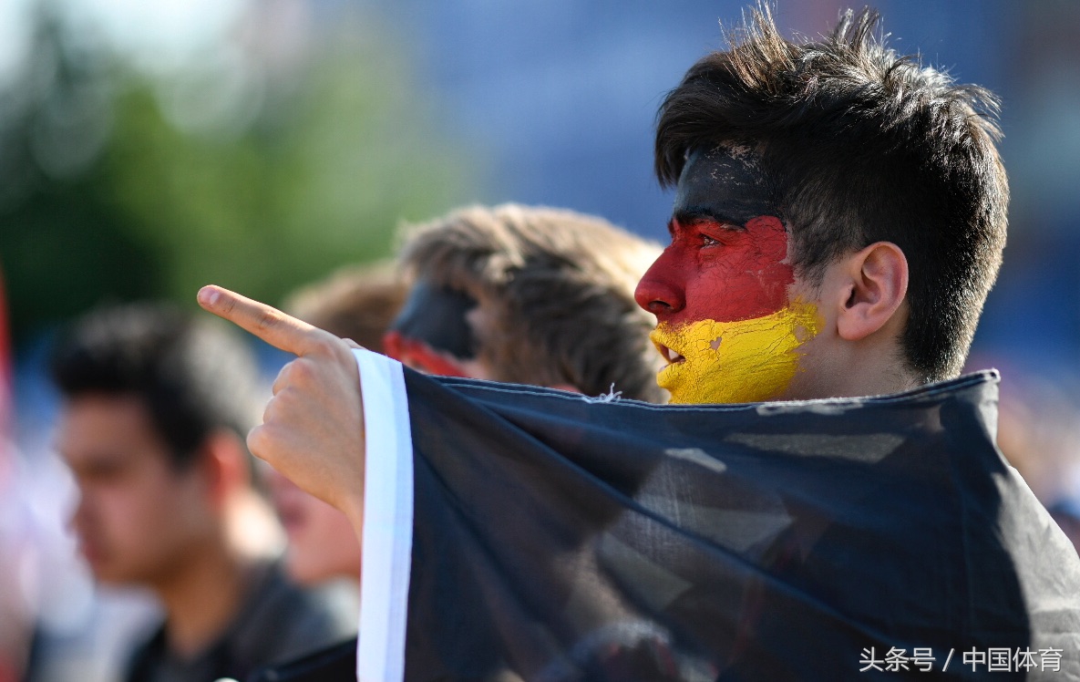 世界杯观赛团表演视频(FIFA俄罗斯世界杯花絮 球迷在加里宁格勒广场观赛)