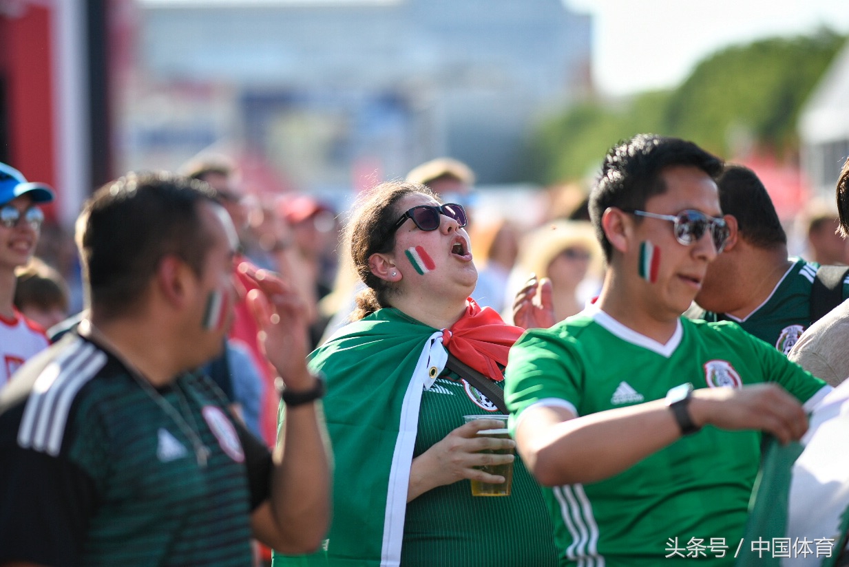 世界杯观赛团表演视频(FIFA俄罗斯世界杯花絮 球迷在加里宁格勒广场观赛)