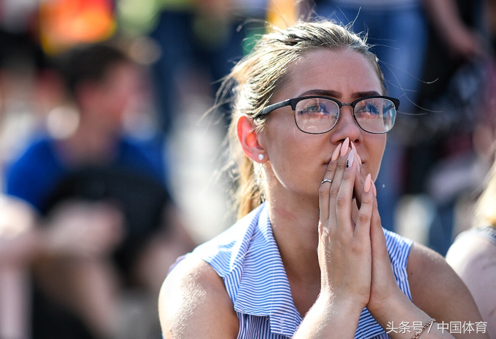 世界杯观赛团表演视频(FIFA俄罗斯世界杯花絮 球迷在加里宁格勒广场观赛)